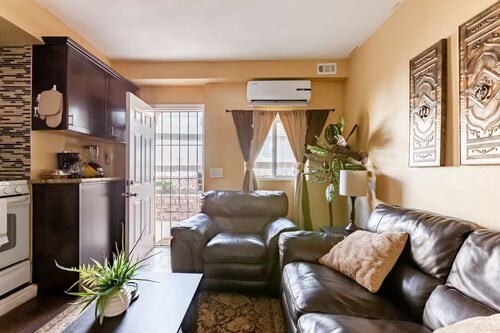 Cozy 2 Bedroom Suite, patio w/ lights & BBQ grill!