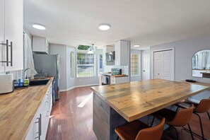 Fridge, microwave, oven, stovetop - Moondance - Stylish Bend Retreat, Hot Tub, Fenced Yard, Garage (Bend)