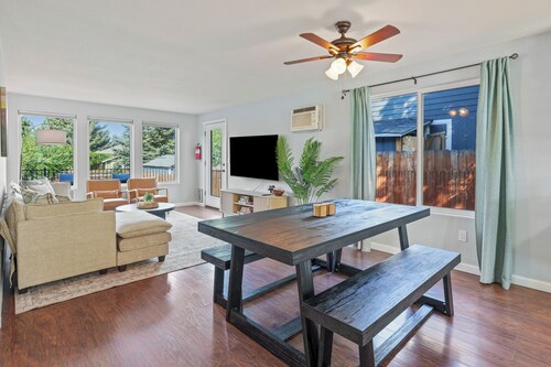 Moondance - Stylish Bend Retreat, Hot Tub, Fenced Yard, Garage