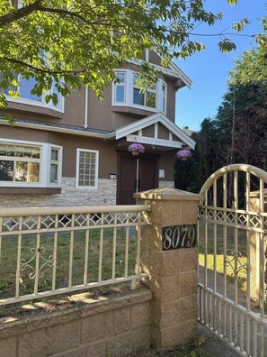 Property grounds - Cozy 1-BR Suite in West Side • Kitchen & Living (Vancouver)