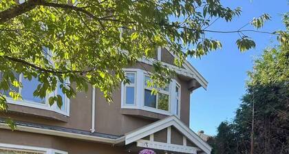 Cozy 1-BR Suite in West Side âą Kitchen & Living