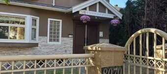 Cozy 1-BR Suite in West Side • Kitchen & Living