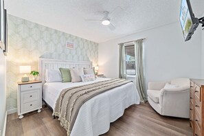 3 chambres, fer et planche à repasser, lit de bébé portatif