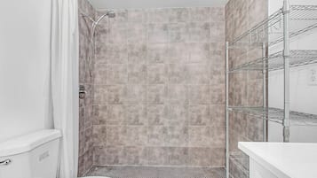Secadora de cabello, toallas, jabón, papel de baño