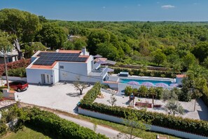 A residential property with a swimming pool, solar panels, and a white building with a red roof. - Villa Belladonna for 4 (Istria - Visnjan) (Visnjan)