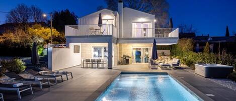 حمّام سباحة مُدفَّأ