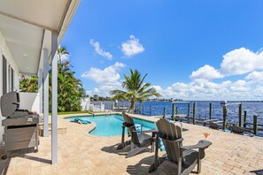 Pool - Dive into Fun & Tropical Vibes at Beach Retreat - Coral Beach Dream (Cape Coral)