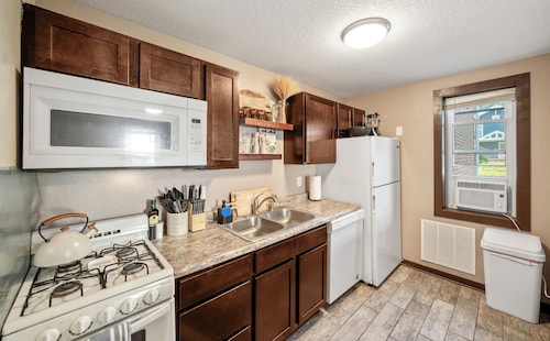 Cozy Cottage Near Downtown Walkable to Dining and Boutique Shopping