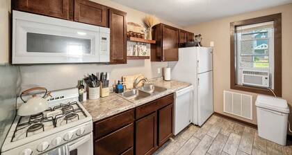 Cozy Cottage Near Downtown Walkable to Dining and Boutique Shopping