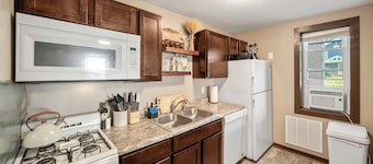 Cozy Cottage Near Downtown Walkable to Dining and Boutique Shopping