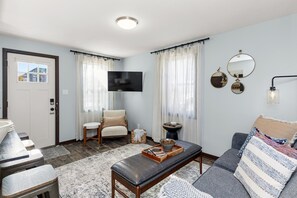 TV - Cozy Cottage Near Downtown Walkable to Dining and Boutique Shopping (Des Moines)