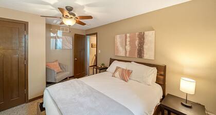 Cozy Cottage Near Downtown Walkable to Dining and Boutique Shopping
