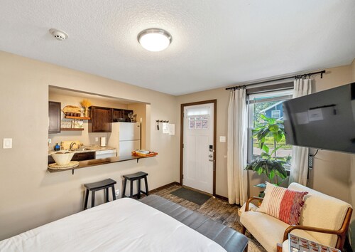 Cozy Cottage Near Downtown Walkable to Dining and Boutique Shopping
