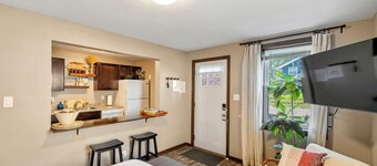 Cozy Cottage Near Downtown Walkable to Dining and Boutique Shopping