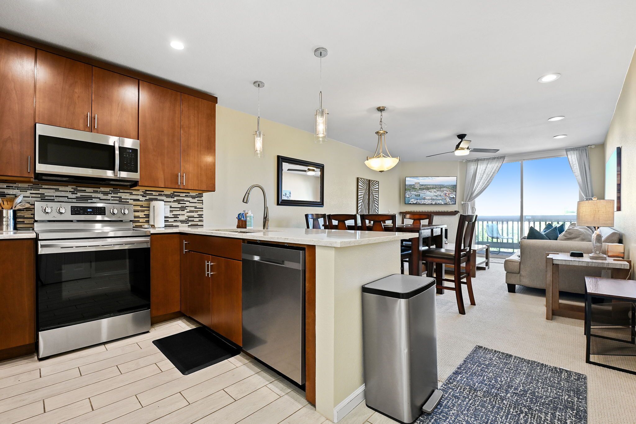 冷蔵庫、電子レンジ、オーブン、コンロ