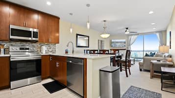 Réfrigérateur, micro-ondes, four, plaque de cuisson