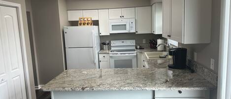 Microondas, horno, parrilla de estufa y lavavajillas