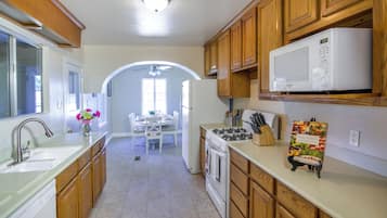 Mikrowelle, Ofen, Herdplatte, Geschirrspüler