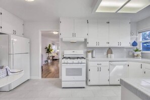 Køleskab, mikrobølgeovn, ovn, kogeplade