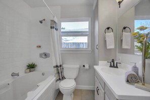 Haartrockner, Handtücher, Seife, Shampoo