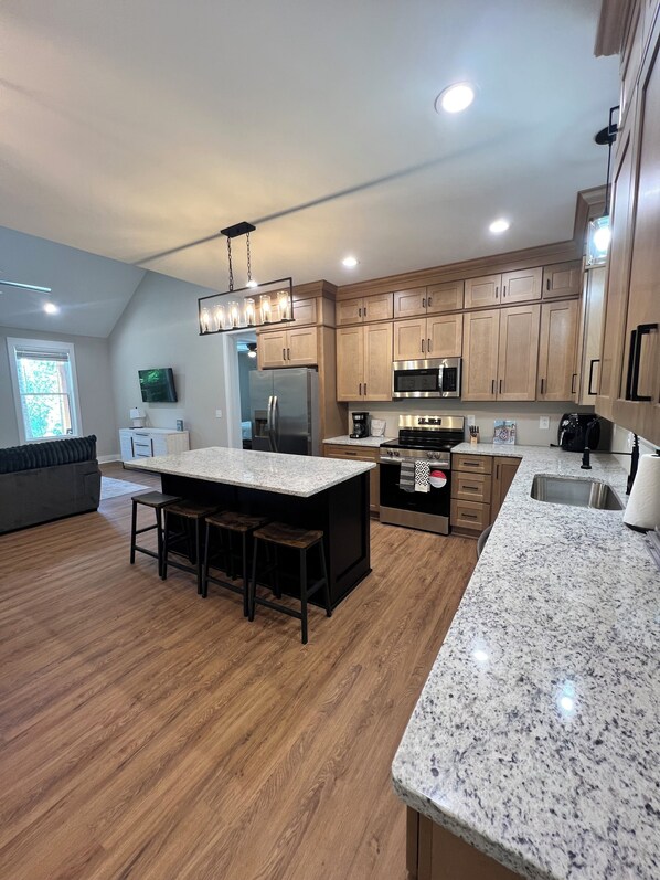 Micro-ondes, four, plaque de cuisson, lave-vaisselle