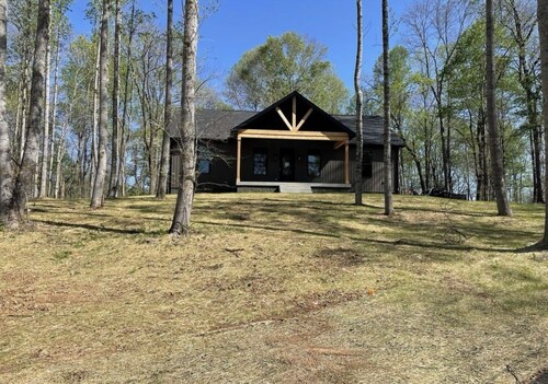 Peaceful Hilltop Lake Retreat