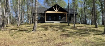 Peaceful Hilltop Lake Retreat