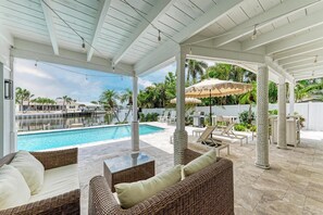 Unclassified image, 2 of 48, button