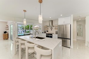 Unclassified image, 4 of 48, button