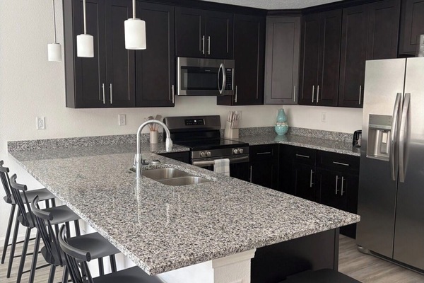 Mikrobølgeovn, ovn, kokeplater og oppvaskmaskin