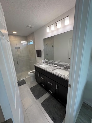 Shower, hair dryer, towels, soap - New Build - Beach - Town Center - 3Bed 2 Bath (Jacksonville)