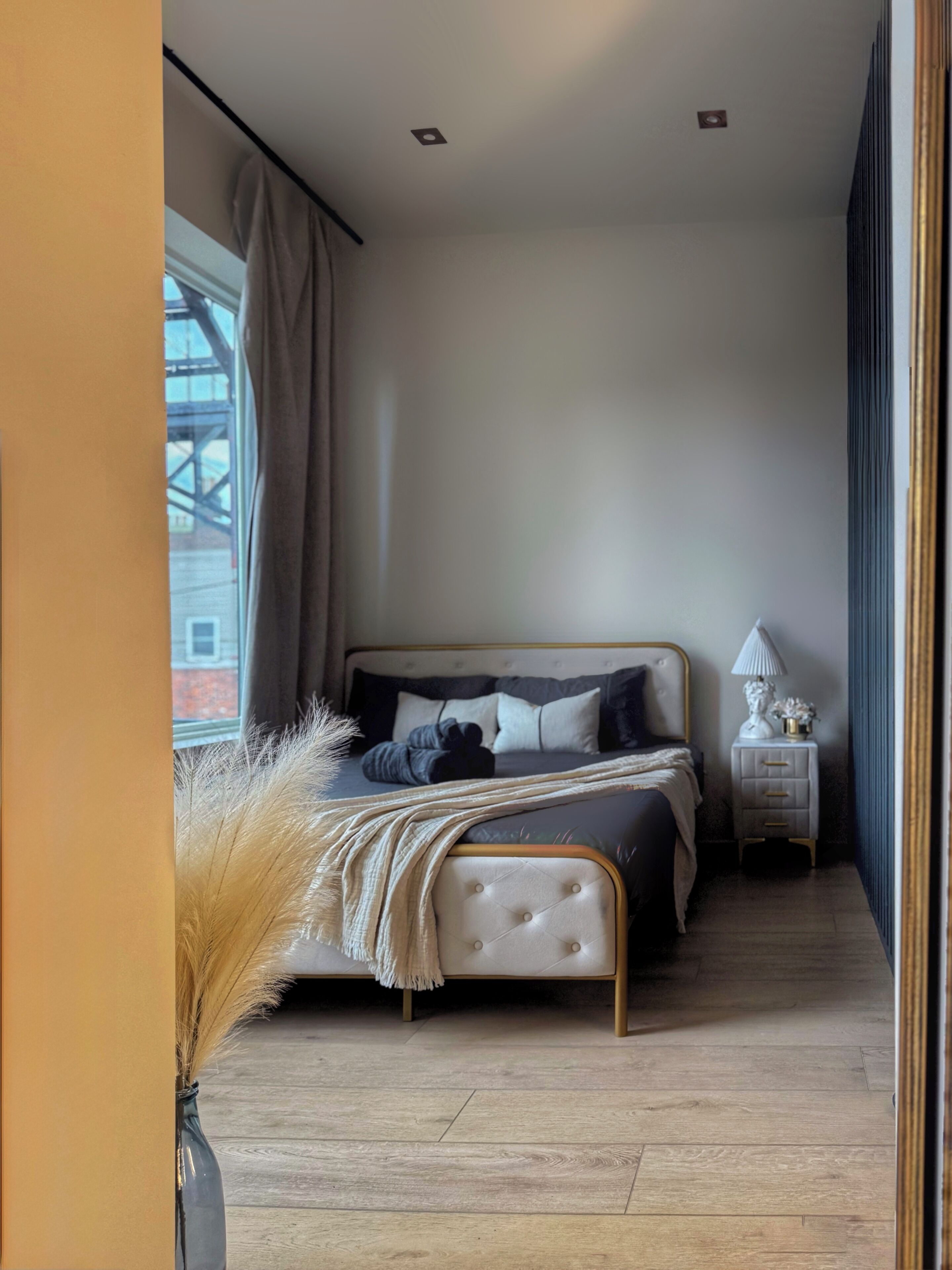 2 bedrooms, iron/ironing board, internet, bed sheets