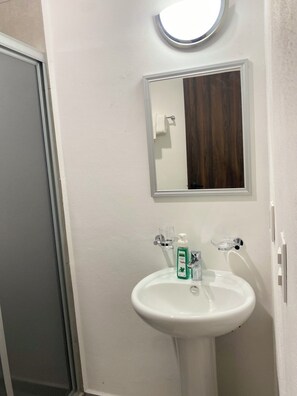 Shower, towels, toilet paper - Vacation rental. Nearby... Commercial Plazas "15 minutes from the beach (Mazatlán)