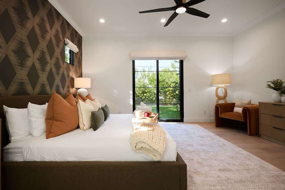 4 bedrooms, desk, iron/ironing board, travel crib