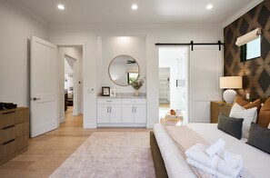 4 室のベッドルーム、デスク、アイロン / アイロン台、旅行用ベビーベッド