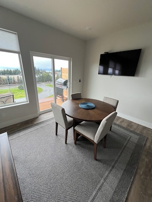 Dining - Heart of Homer - Redoubt (Homer)