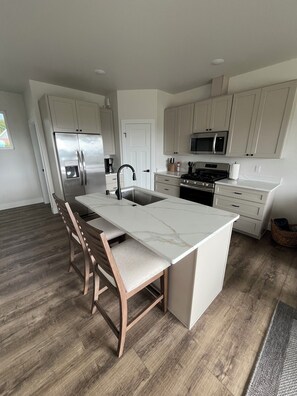 Mikroaaltouuni, uuni, liesi, astianpesukone