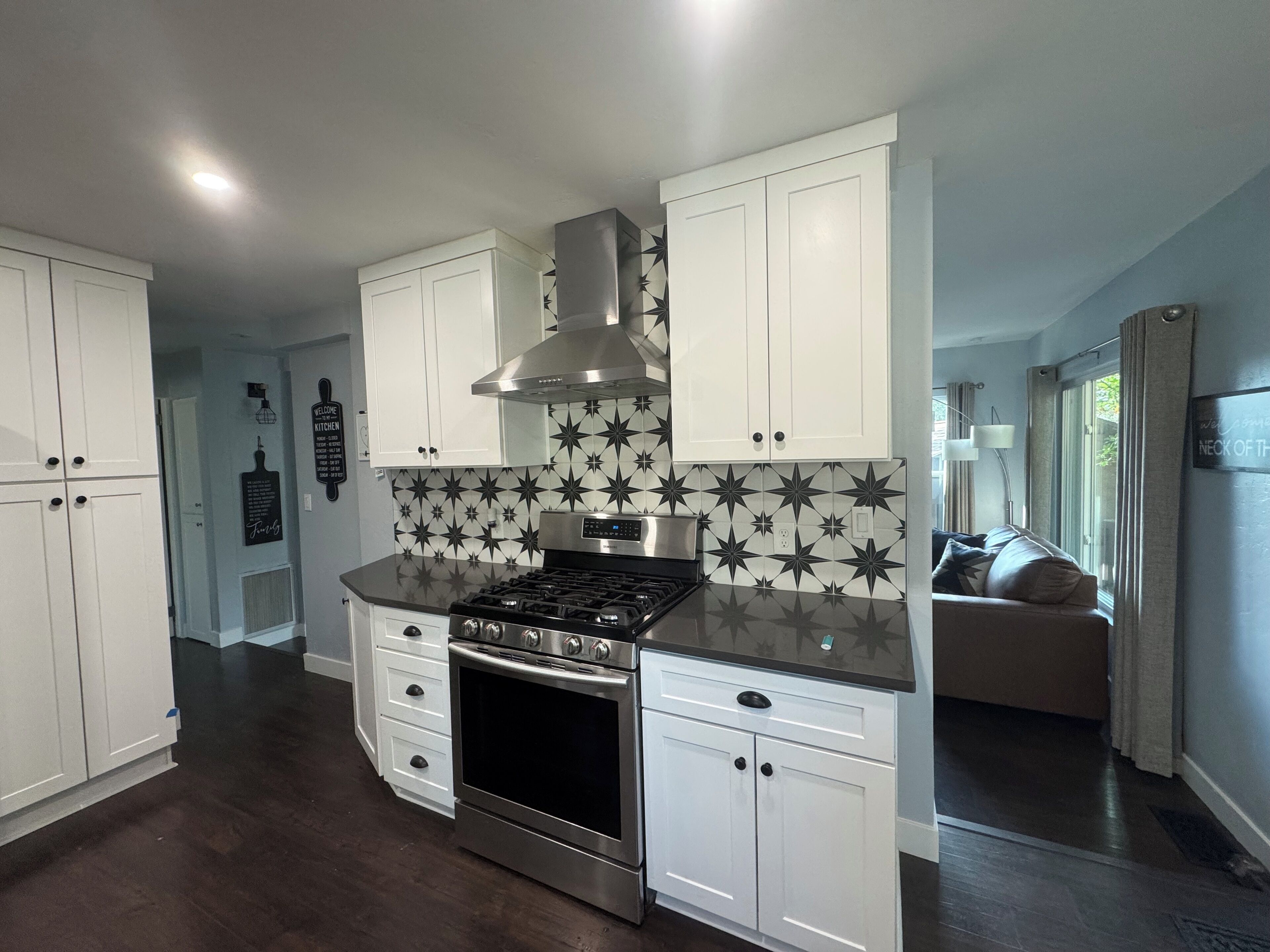 Microondas, horno, parrilla de estufa y lavavajillas 