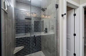 Chuveiro, secador de cabelo, toalhas de banho, sabonete