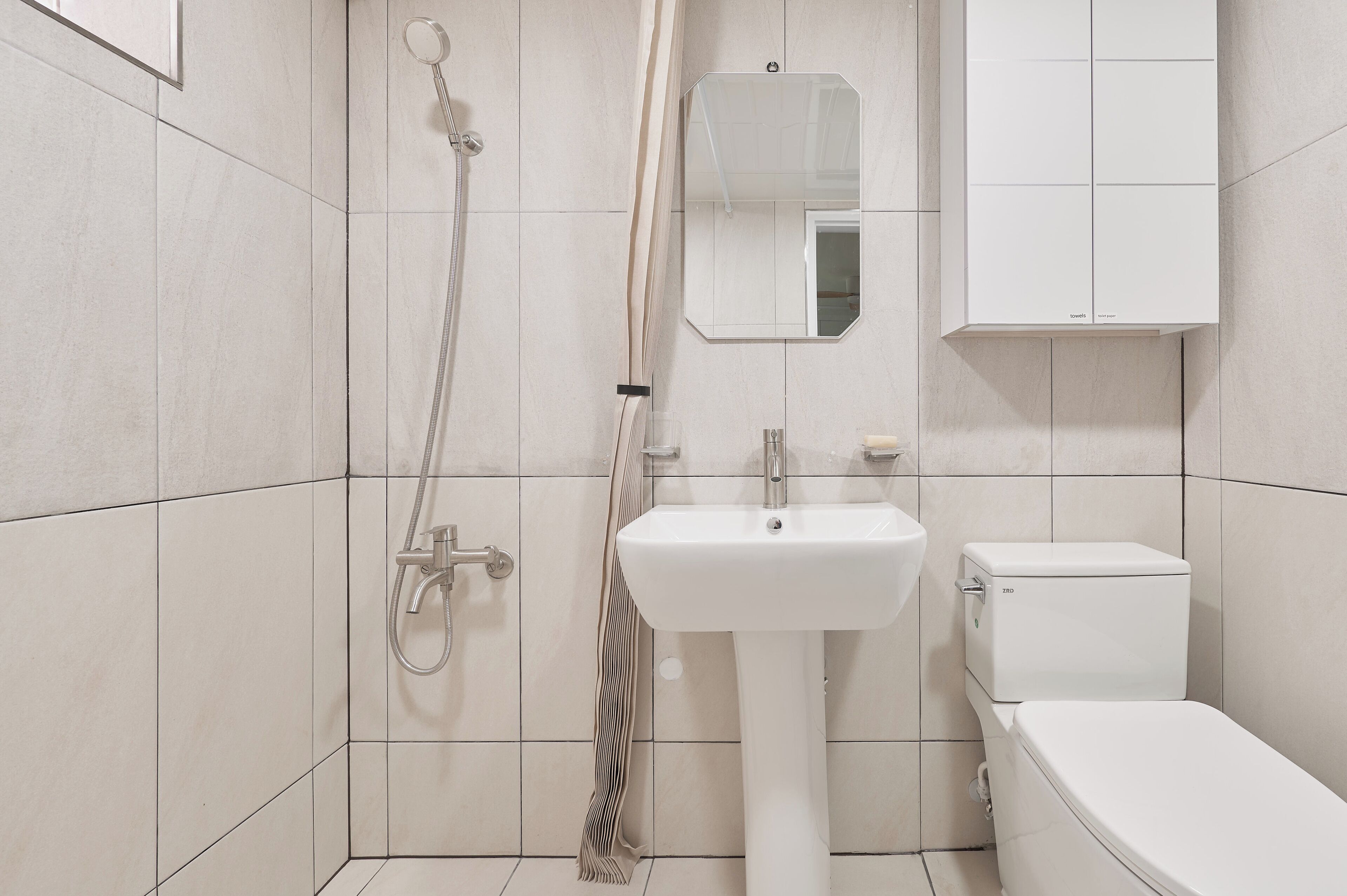 ヘアドライヤー、タオル、石鹸、トイレットペーパー