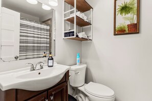 Douche, sèche-cheveux, serviettes fournies, savon