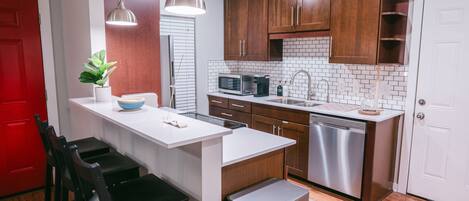 Mikrobølgeovn, ovn, kokeplater og oppvaskmaskin