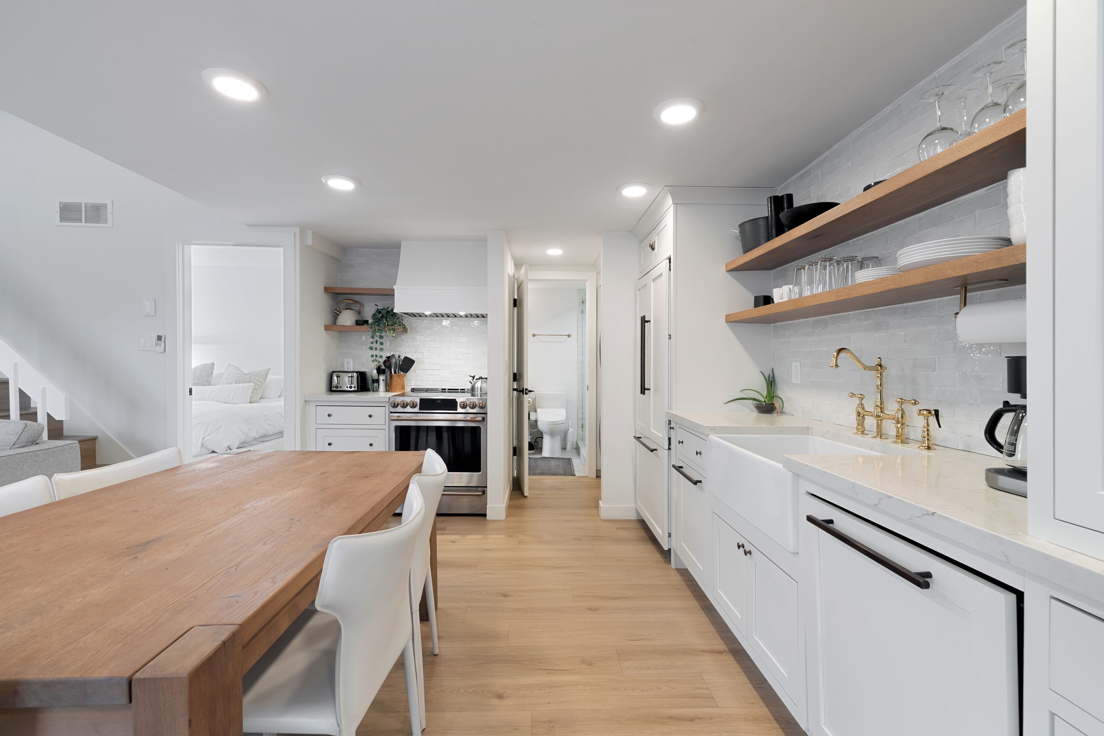 Een microgolfoven, een oven, een kookplaat, een vaatwasser