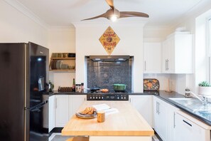 Refrigerador, horno, placa de cocina, lavavajillas