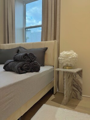 2 bedrooms, iron/ironing board, internet, bed sheets