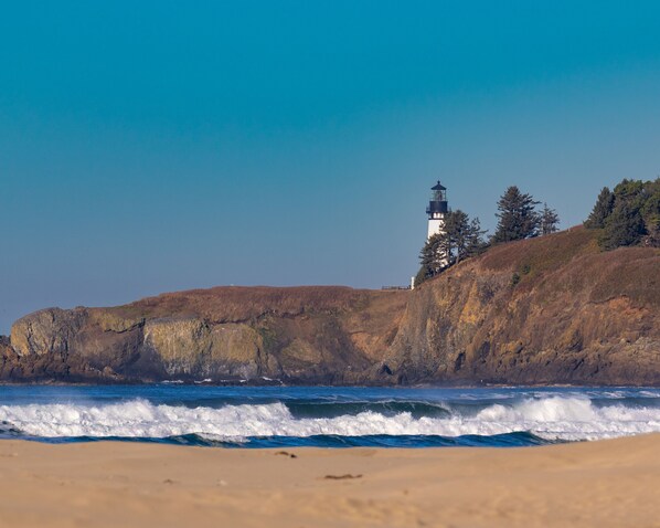 Playa en los alrededores y camastros 