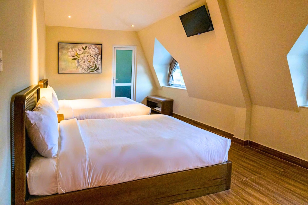 Quarto quƔdruplo luxo, vista para a colina | Escrivaninha, espaƧo de trabalho para notebook, Wi-Fi de cortesia