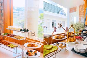Ein Frühstücksbuffet mit verschiedenen Backwaren, Früchten und Brot.
