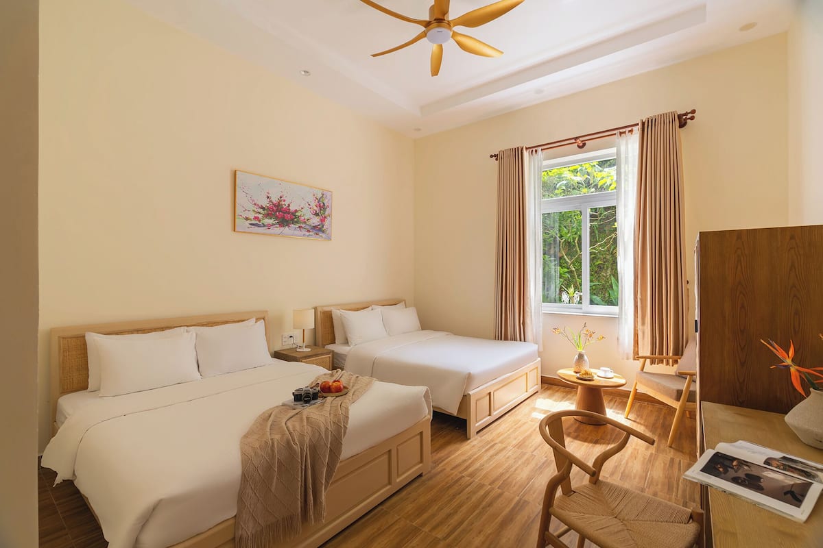 Quarto quƔdruplo superior, vista para o jardim | Escrivaninha, espaƧo de trabalho para notebook, Wi-Fi de cortesia