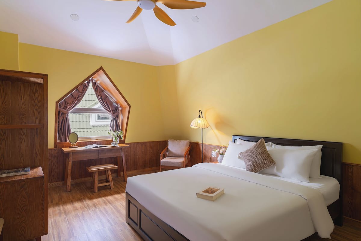 Quarto casal superior | Escrivaninha, espaƧo de trabalho para notebook, Wi-Fi de cortesia